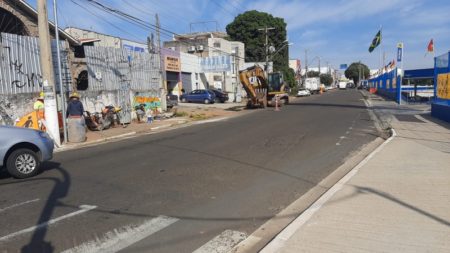 Trecho da Rua Luiz Camilo recebe reforço na pavimentação asfáltica em frente ao atacadista Assaí