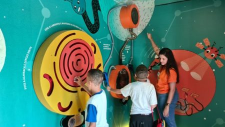 Estudantes da rede municipal de Hortolândia visitam carreta do projeto “CPFL nas Escolas”, estacionada no OAPE