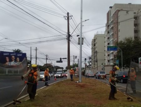 Canteiros centrais de avenidas recebem serviço de poda do mato e limpeza