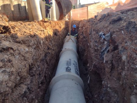 Afluente do córrego Jacuba, na Vila Real, em processo de canalização, ganha tubos de drenagem pluvial