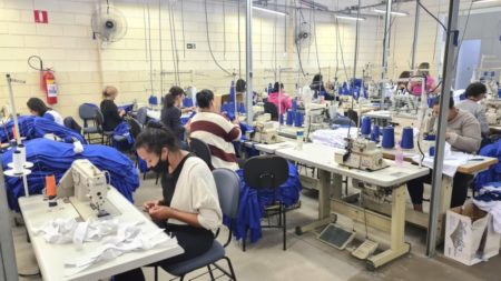 Bolsistas da Prefeitura confeccionam uniformes escolares de inverno