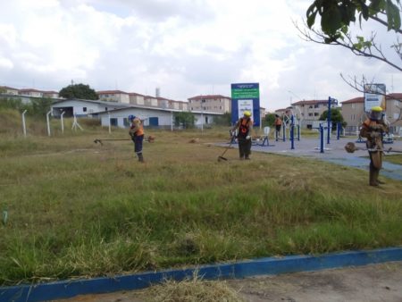 Prefeitura inicia semana com mutirão de poda do mato e limpeza em três bairros de Hortolândia
