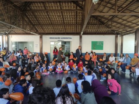 Crianças e jovens de Hortolândia participam de ação da campanha “Maio Laranja” no Observatório Ambiental Parque Escola