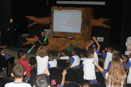 Estudantes da rede municipal assistem a apresentações sobre segurança no trânsito com a Caravana Renovarte
