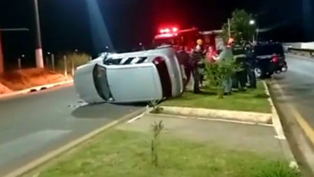 Mulher fica ferida após carro tombar em acidente na avenida Santana, no Jd Amanda 