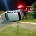 Mulher fica ferida após carro tombar em acidente na avenida Santana, no Jd Amanda 