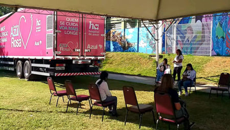 Mulheres com agendamento são atendidas na carreta da mamografia em Hortolândia 
