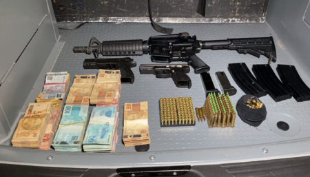 Pai e filho são presos com fuzil e pistolas de uso exclusivo das forças policiais