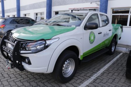 Prefeito Zezé Gomes recebe viatura para patrulhamento rural