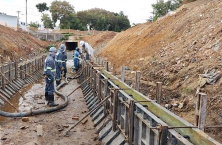 Paredes do canal do afluente do Jacuba na Vila Real começam a ser concretadas