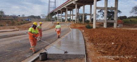 Complexo viário sob Ponte Estaiada ganha ciclovia e calçada