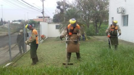 Prefeitura realiza mutirão de poda do mato e limpeza em unidade de saúde e espaços públicos