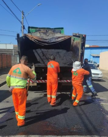 Operação Tapa-Buraco da Prefeitura acontece em vias próximas à escola e nas saídas para Rodovia SP-101