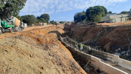 Concretagem do canal do afluente do Jacuba na Vila Real atinge 64 metros lineares
