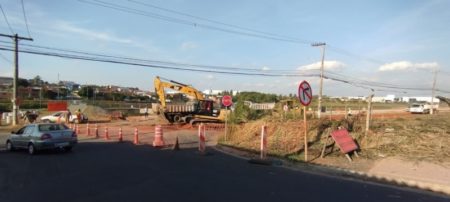 Estrada Municipal Sabina Baptista é preparada para alargamento e pavimentação em trecho do Superviário