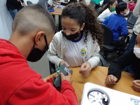 Hortolândia realiza aula experimental de Robótica com estudantes da rede municipal