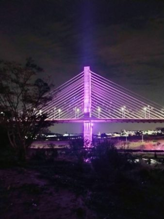 Ponte Estaiada ganha iluminação especial, em alusão ao “Junho Violeta”