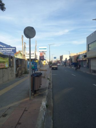 Estacionamento no lado esquerdo da rua Luiz Camilo de Camargo está permitido para compras no comércio