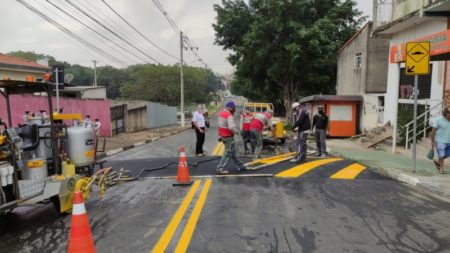 Sinalização de solo melhora condição viária da R. Francisco Glicério, no Jardim Amanda