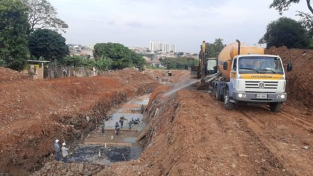 Obra de canalização de afluente do Jacuba na Vila Real chega à metade dos serviços de escavação
