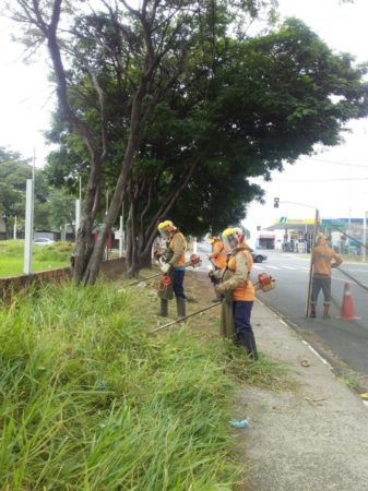 Mutirão de poda do mato e limpeza é realizado pela Prefeitura em diversas regiões de Hortolândia