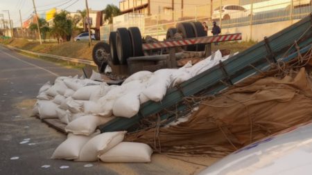 Caminhão carregado de areia capota na rodovia SP-101 em Hortolândia 