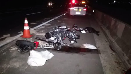 Homem morre após colidir moto contra traseira de carro 