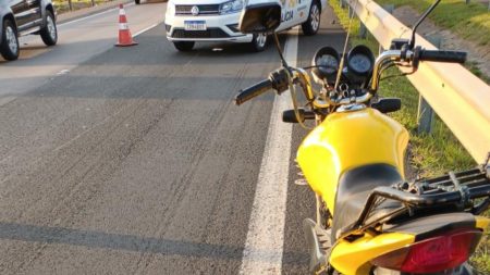 Motociclista morre após colidir com guard rail da SP-101, em Monte Mor
