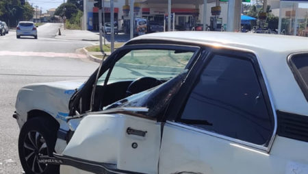 Motorista avança sinal vermelho e causa acidente no Jardim Novo Ângulo