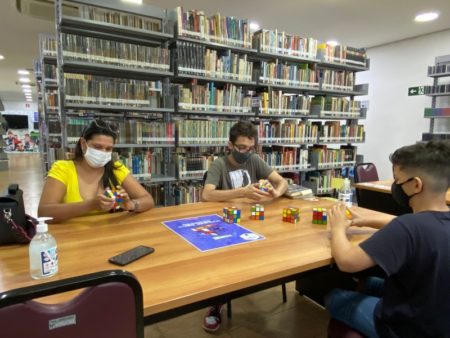 Biblioteca Municipal de Hortolândia movimenta férias escolares com “Desafio do Cubo Mágico”