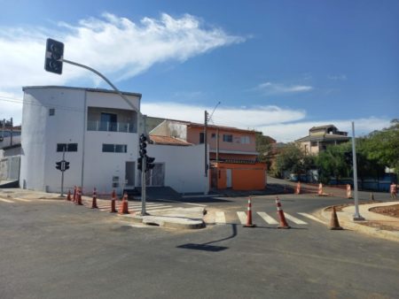 Prefeitura instala primeiros conjuntos semafóricos no “Superviário”