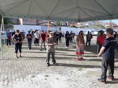 Prática de lian gong é benéfica na reabilitação de pessoas que tiveram COVID-19