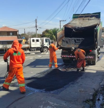 Operação Tapa-Buraco é realizada em ruas de cinco bairros de Hortolândia