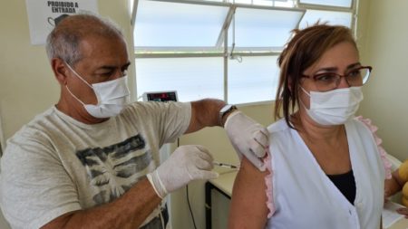 Hortolândia imuniza trabalhadores da saúde contra Meningite