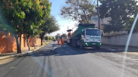 Para ampliar segurança viária, Prefeitura leva recape a dois trechos na Região do Jd. Rosolém