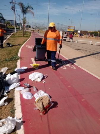 Uso das lixeiras em parques e praças colabora com a limpeza urbana de Hortolândia