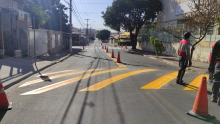 Ruas ao redor de unidade de ensino no Jardim Nossa Senhora de Fátima recebe reforço da sinalização de solo
