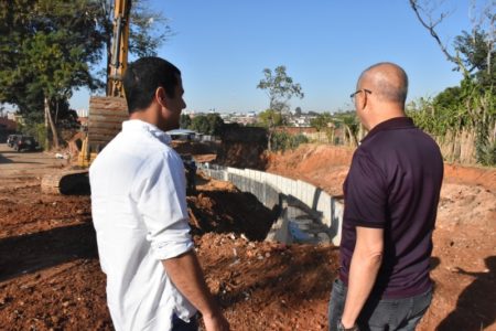 Prefeito visita obra de canalização do córrego Jacuba no Jd. Novo Ângulo