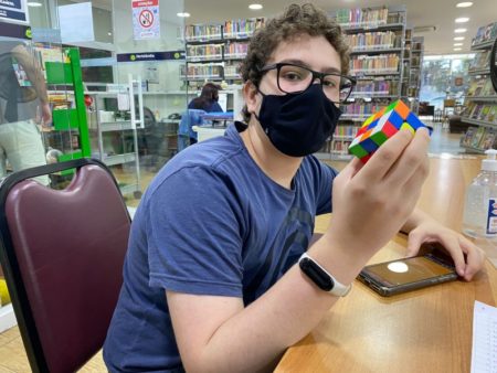 Jovem de 14 anos é o vencedor do “Desafio do Cubo Mágico” da Biblioteca Municipal de Hortolândia