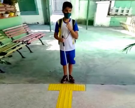 Escola do Jd. Nova Europa ganha piso que auxilia crianças cegas a circular pela unidade