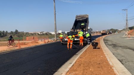 Viário na Estrada Municipal Sabina Baptista é asfaltado pela Prefeitura