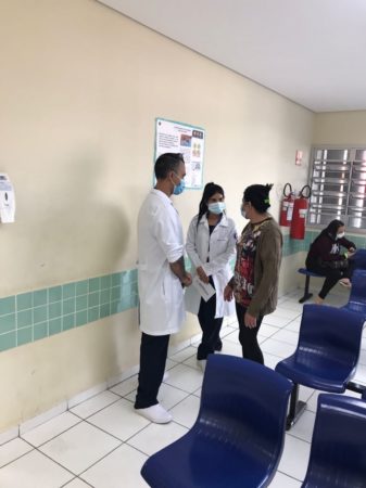 Pacientes do Hospital Municipal Mario Covas recebem orientação sobre uso de máscara