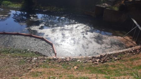 Prefeitura de Hortolândia detecta despejo irregular de resíduos na lagoa do Observatório Ambiental