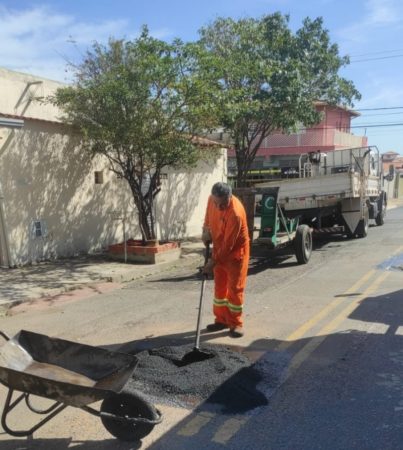 Prefeitura realiza mutirão da Operação Tapa-Buraco em ruas residenciais de quatro bairros