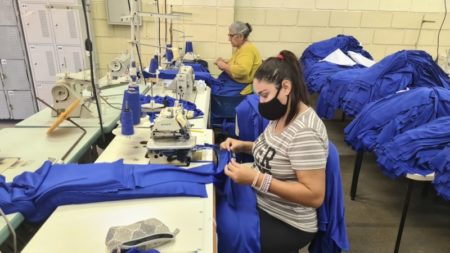 Confecção de kits de uniformes de inverno entra na reta final