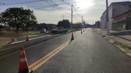 Prefeitura realiza reforço da pintura da sinalização de solo em ruas do Jardim Nova Alvorada