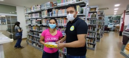 Escritora de Hortolândia doa livros para Biblioteca Municipal