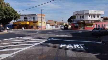 Prefeitura inicia implantação de rotatória em cruzamento de ruas na região do Jardim Campos Verdes