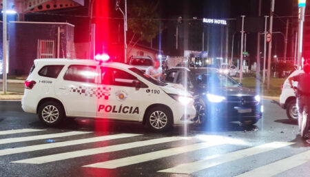 Colisão deixa viatura parcialmente destruída