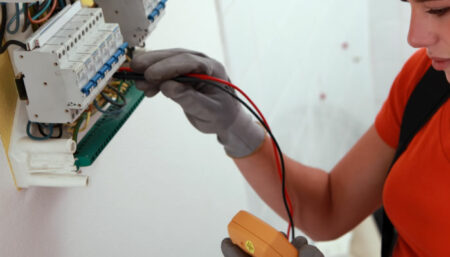 CPFL Paulista forma primeira turma de mulheres na Escola de Eletricistas